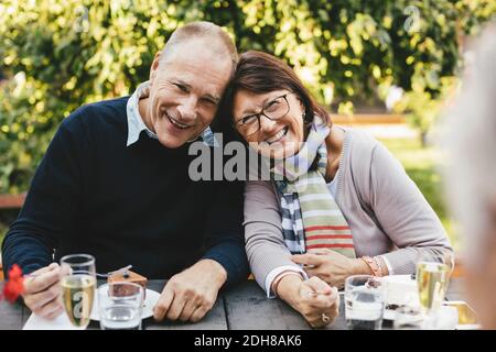 Ritratto di una coppia amorevole che ha dessert al tavolo del caffè Foto Stock