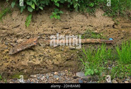 Una vecchia pala arrugginita che era stata berried Foto Stock