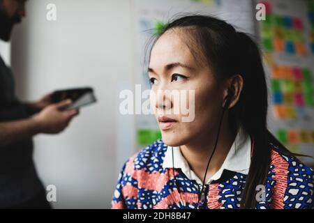 Primo piano di una donna d'affari con le cuffie Foto Stock