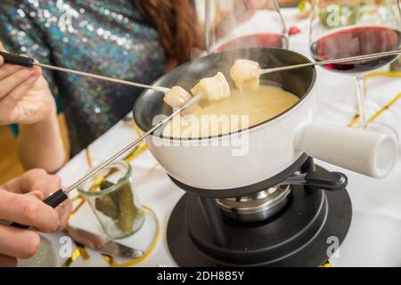 ILLUSTRAZIONE - 08 novembre 2017, Amburgo: Al topic Service report del 10 dicembre 2020: Bello e cremoso: Un colpo di vino fornisce la giusta consistenza per la fonduta di formaggio. Foto: Christin Klose/dpa-tmn Foto Stock