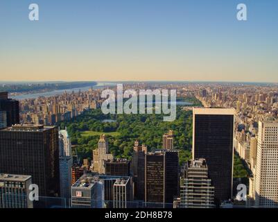 NEW YORK, STATI UNITI - 13 maggio 2008: New York, Stati Uniti, 2008 maggio: Vista ad alta angolazione e aerea su Central Park a Manhattan, New York. Foto Stock