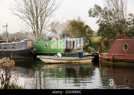 Canal boat ormeggiato sul canale Kennet e Avon con fumo camino Foto Stock