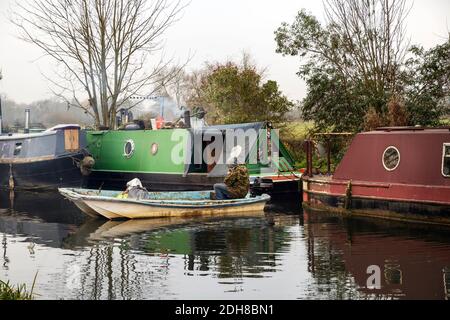 Canal boat ormeggiato sul canale Kennet e Avon con fumo camino Foto Stock