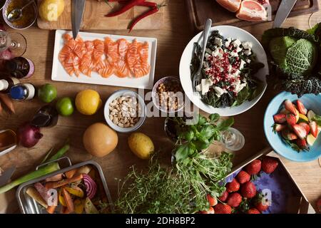 Direttamente sopra shot di vari alimenti sul tavolo in cucina Foto Stock
