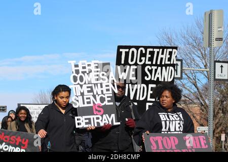 MENOMONIE, WISCONSIN, STATI UNITI - Feb 16, 2017: Studenti universitari della University of Wisconsin stout ospitare e partecipare a una Black Lives M Foto Stock