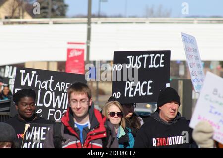 MENOMONIE, WISCONSIN, STATI UNITI - Feb 16, 2017: Studenti universitari della University of Wisconsin stout ospitare e partecipare a una Black Lives M Foto Stock