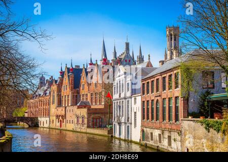 Edifici storici e canale a Bruges, Belgio Foto Stock