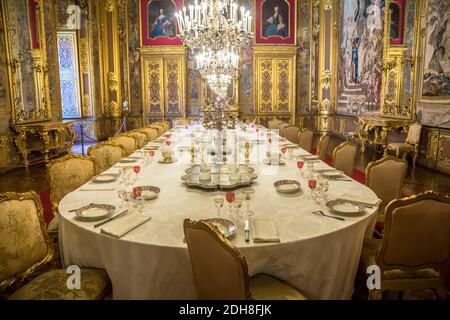 Lussuosa sala da pranzo in stile barocco con tavolo da pranzo di gala Foto Stock