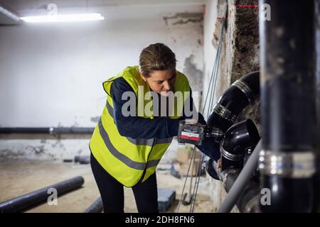 Tubo di taglio idraulico femminile concentrato al seminterrato Foto Stock