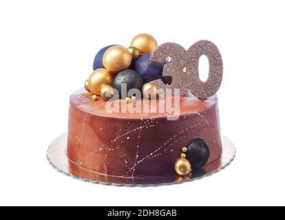 Una torta di cioccolato originale concettuale con decorazioni a palla rotonda e numero trenta. Su uno sfondo bianco isolato. Foto Stock