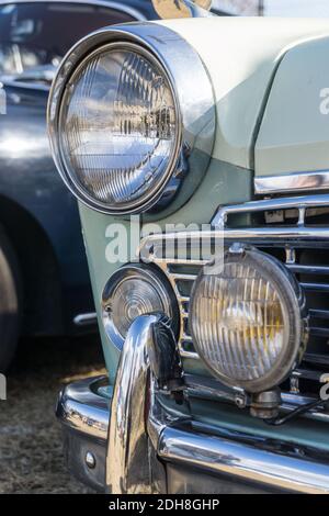 Primo piano della griglia anteriore cromata e dei fari Su un Datsun Bluebird 1200 Deluxe P312 1962 Foto Stock