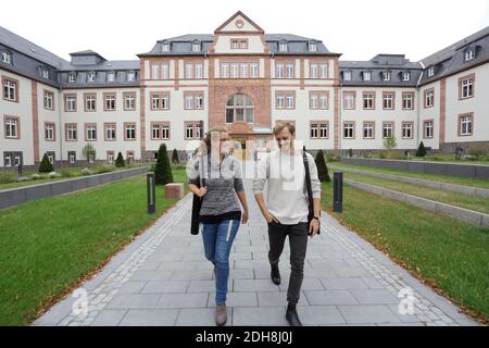 Due studenti uscenti dall'Università di Giessen , Foto Stock