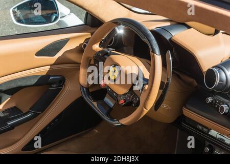 Primo piano dell'interno in pelle e del cruscotto di Una Ferrari F8 Spider bianca convertibile auto sportiva Foto Stock