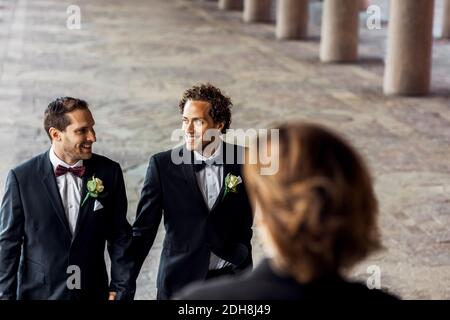 Vista ad alto angolo del sacerdote e della felice coppia gay Foto Stock