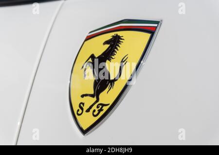 Primo piano del logo del cavallo che punga l'emblema Sul lato bianco Ferrari F8 Spider convertibile sport auto Foto Stock