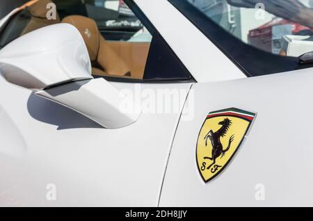 Primo piano del logo del cavallo che punga l'emblema Sul lato bianco Ferrari F8 Spider convertibile sport auto Foto Stock