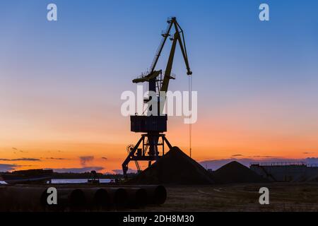 Gru portuale al tramonto Foto Stock