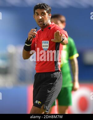 Doha, Qatar. 10 dicembre 2020. L'arbitro Mohammed Abdulla Hassan gesti durante la partita finale tra il Beijing Guoan FC della Cina e l'Ulsan Hyundai FC della Corea del Sud alla AFC Champions League di Doha, Qatar, 10 dicembre 2020. Credit: Nikku/Xinhua/Alamy Live News Foto Stock