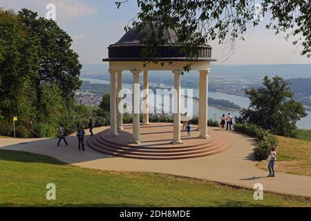 Tempio vicino Monumento Niederwald affacciato sulla città Rudesheim nella valle del fiume Reno in Germania Foto Stock