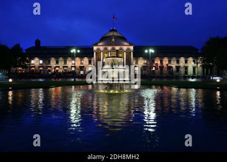 Wiesbaden Kurhaus e Casino Building con le fontane di notte , Wiesbaden città stato di Assia Germania Europa . Foto Stock
