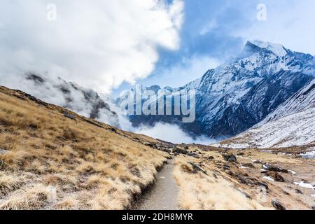 Vista del Monte Machapuchare da Nepali che significa Fishtail Mountain, Annapurna Conservation Area, Himalaya, Nepal. Foto Stock