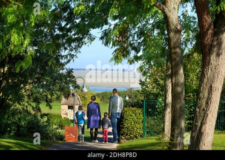 Baia di Somme (Francia settentrionale): Famiglia con due bambini che camminano su un sentiero a Saint-Valery-sur-Somme, lungo la zona costiera "cote d'Opale" Foto Stock