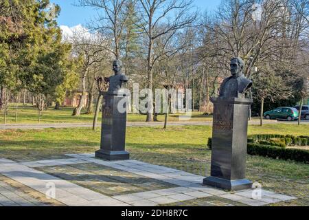 Banja Koviljaca, Serbia, 15 febbraio 2020. Monumenti a Re Pietro e Re Alessandro nel parco reale della città. Erano i governanti del regno o Foto Stock