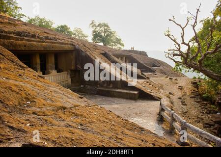 Mumbai, India: Esterno delle grotte di Kanheri, un gruppo di grotte e monumenti scavati nella roccia, tagliati in un massiccio affioramento di basalto nelle foreste del Sanjay Foto Stock