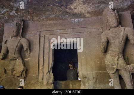 Mumbai, India - 23 ottobre 2018: Interno di una scultura di Dio indù della grotta di Elefanta, Gupta tardo risalente tra il 9 ° e 11 ° secolo, UNES Foto Stock