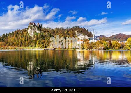 Castello medievale sul lago di Bled in Slovenia Castello medievale su Lago di Bled in Slovenia Foto Stock