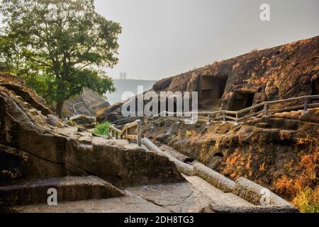 Mumbai, India: Esterno delle grotte di Kanheri, un gruppo di grotte e monumenti scavati nella roccia, tagliati in un massiccio affioramento di basalto nelle foreste del Sanjay Foto Stock