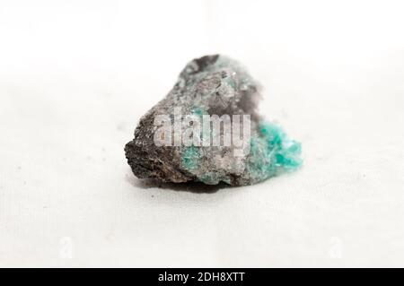 Calcedonio con cristallo hemimorphite campione minerale, elementi di terre rare Foto Stock