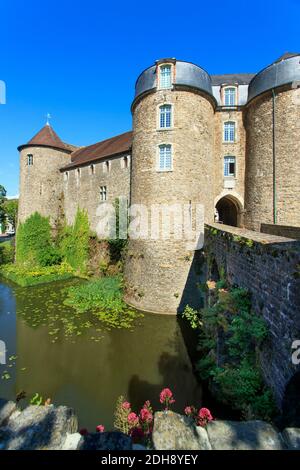Ingresso fortificato al museo-castello di Boulogne-sur-Mer, castello di Chateau d'Aumont, ex fortezza medievale Foto Stock