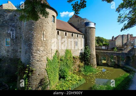 Ingresso fortificato al museo-castello di Boulogne-sur-Mer, castello di Chateau d'Aumont, ex fortezza medievale Foto Stock