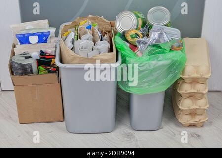 Rifiuti vari per il riciclaggio in scatola. Carta, cartone, metallo e vetro preparati per il riciclaggio. Rifiuti da riciclare. Rifiuti per riciclare e ridurre l'eco Foto Stock