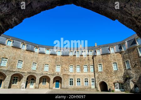 Ingresso fortificato al museo-castello di Boulogne-sur-Mer, castello di Chateau d'Aumont, ex fortezza medievale. Il cortile interno Foto Stock