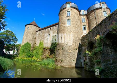 Ingresso fortificato al museo-castello di Boulogne-sur-Mer, castello di Chateau d'Aumont, ex fortezza medievale Foto Stock