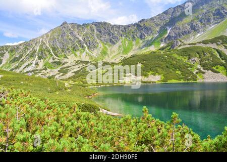 La Valle di cinque stagni polacchi in montagna Tatra, Polonia, paesaggio panoramico lago. Foto Stock