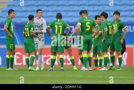 Doha, Qatar. 10 dicembre 2020. I giocatori di Pechino Guoan reagiscono prima della seconda metà della partita finale tra il Beijing Guoan FC della Cina e l'Ulsan Hyundai FC della Corea del Sud alla AFC Champions League di Doha, Qatar, 10 dicembre 2020. Credit: Nikku/Xinhua/Alamy Live News Foto Stock