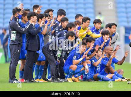 Doha, Qatar. 10 dicembre 2020. Ulsan Hyundai FC festeggia la vittoria dopo la partita finale tra il Beijing Guoan FC della Cina e l'Ulsan Hyundai FC della Corea del Sud alla AFC Champions League di Doha, Qatar, 10 dicembre 2020. Credit: Nikku/Xinhua/Alamy Live News Foto Stock