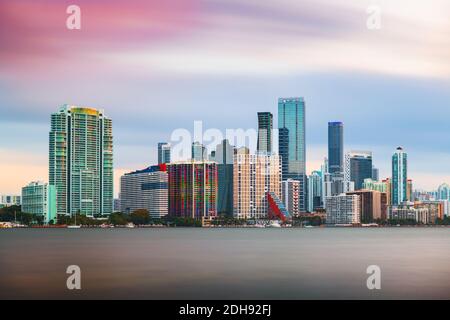 Miami, Florida, USA, skyline della città in centro sulla Biscayne Bay al crepuscolo. Foto Stock