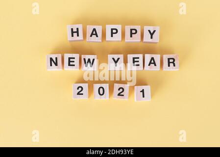 Felice anno nuovo 2021 su legno blocco sfondo giallo Foto Stock