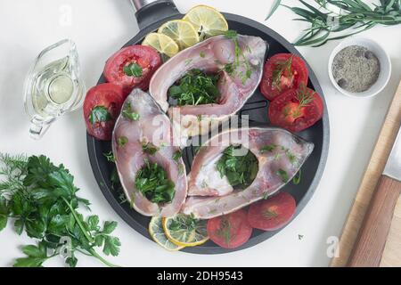 Preparato per friggere la carpa di pesce in una padella Foto Stock