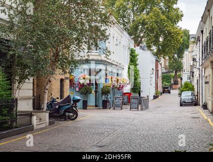 La casa pubblica Queens Arms, South Kensington, Londra. Una tipica strada mews nella parte ovest di Londra con strade acciottolate e un pub tradizionale. Foto Stock