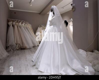 Non esclusivo: CHERNIVTSI, UCRAINA - 09 DICEMBRE 2020 - gli abiti bianchi sono visti al salone di nozze durante la presentazione di Bukovyna industrie di nozze Foto Stock