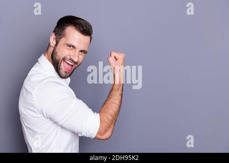 Primo piano profilo vista laterale ritratto del suo bello attraente felice felice riuscito uomo allegro festeggiando buona fortuna bene fatto isolato Foto Stock