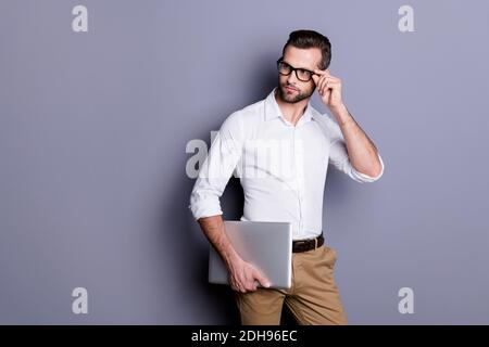 Ritratto di successo affidabile esecutivo allenatore avvocato uomo tenere portatile ascolta il colletto del collega chiedendogli di guardare copyspace touch specifiche di usura pantaloni bianchi Foto Stock