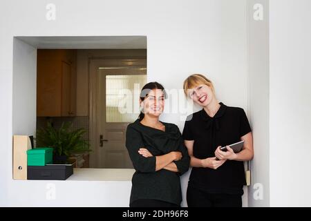 Ritratto di donne d'affari sicure sorridenti in ufficio Foto Stock