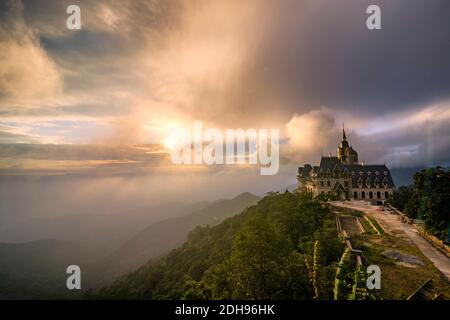 Castello di Tam Dao Moutains al tramonto Foto Stock