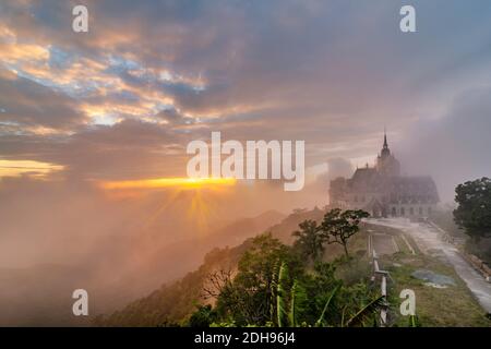 Castello di Tam Dao Moutains al tramonto Foto Stock